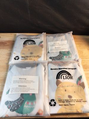 Lot de 12 bavoirs manches longues.