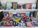 de nombreux livres et jouets sur une étagère dans une pièce