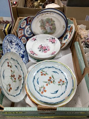 de nombreuses assiettes et bols dans une boîte posée sur une table
