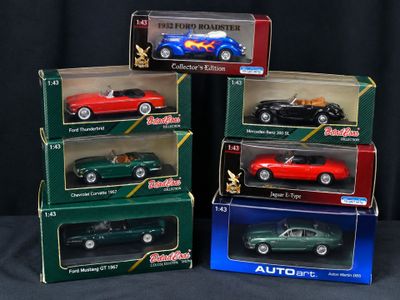 six modèles différents de voitures dans des boîtes, sur fond noir