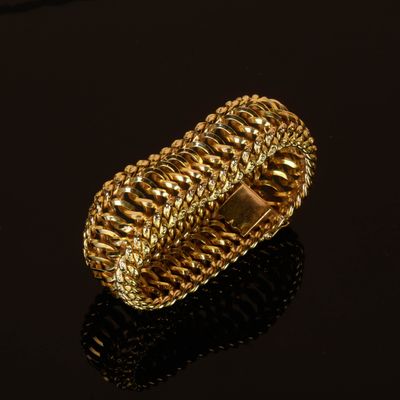 gros plan d'une bague en or sur une surface noire