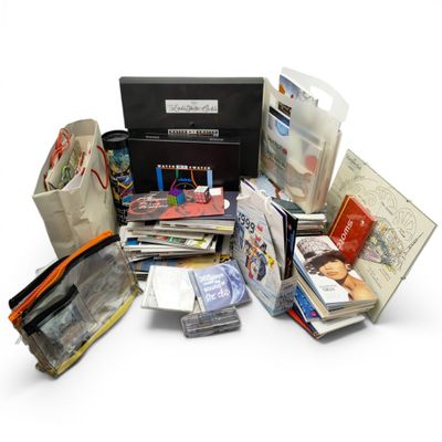 une photo montrant plusieurs objets posés sur une table