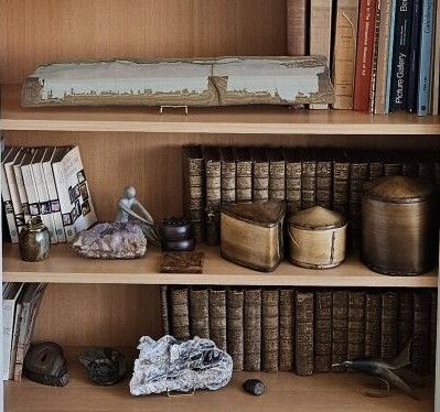 une étagère contenant de nombreux livres dans une pièce