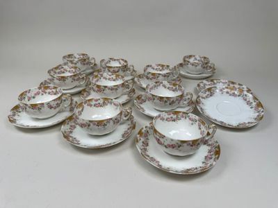 an image of a bunch of cups and saucers sitting on a table