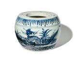 un vase bleu et blanc orné d'un oiseau