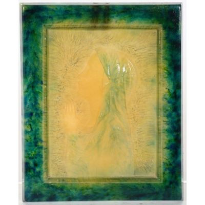 une image représentant un tableau d'une femme vêtue d'une robe verte et jaune