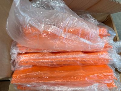 plusieurs sacs de carottes dans une boîte posée par terre