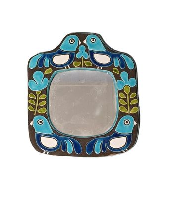 une photo d'une photo d'un miroir sur lequel sont représentés des oiseaux