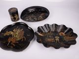trois assiettes décorées de noir et d'or sur un fond blanc