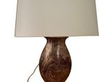 l'image d'une lampe avec un abat-jour blanc