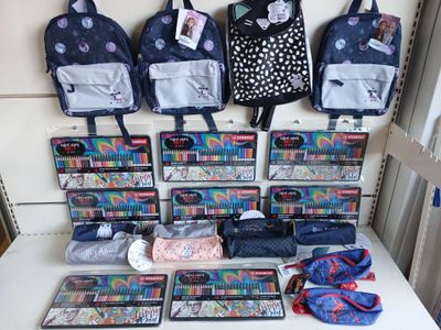 de nombreux sacs et sacs à dos posés sur une table