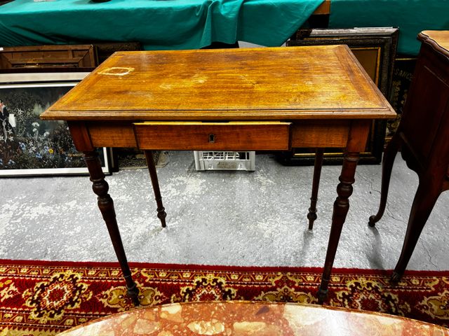 Petit bureau piètement fuselé, un tiroir. Tache sur le plateau