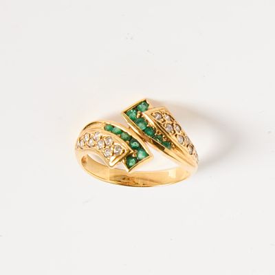 une photo d'une bague en or sertie d'émeraudes et de diamants