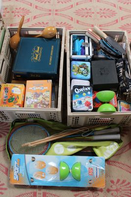 de nombreux objets divers dans une boîte posée par terre