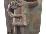 statue d'une femme tenant un bébé dans ses bras