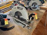 deux scies circulaires posées sur une table dans un atelier