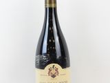 une bouteille de vin posée sur une table