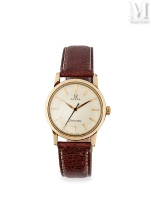 gros plan d'une montre sur fond blanc avec un bracelet marron
