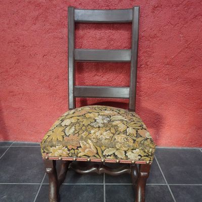 Chaise de style Louis XIII Hauteur : 108.5 cm