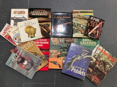 un grand nombre de livres posés sur le sol