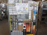 un grand chariot métallique contenant de nombreux objets