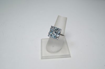 une bague posée sur un socle blanc
