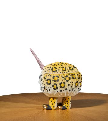 un animal en peluche posé sur une table