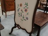 une chaise ornée d'un motif floral dans une pièce