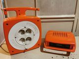 une radio orange et une enceinte orange posées sur un comptoir