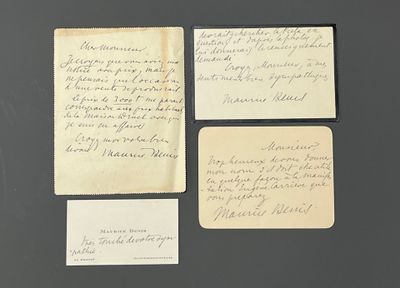 trois feuilles de papier sur lesquelles il y a des inscriptions, posées sur une table