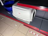 une glacière posée sur une étagère dans le magasin