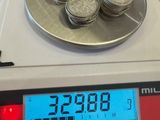 une balance posée sur une table, avec des pièces dessus