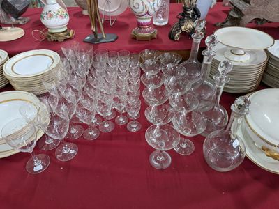 plusieurs assiettes et verres sur une table avec une nappe rouge