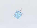 une image représentant un pendentif composé d'une topaze bleue et de diamants, sur fond blanc