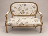 une image d'une chaise recouverte d'un tissu à motifs floraux, recouverte, recouverte, recouverte, recouverte, recouverte, recouverte, recouverte