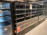 de nombreuses étagères vides dans un magasin