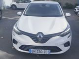 une voiture blanche garée dans un parking