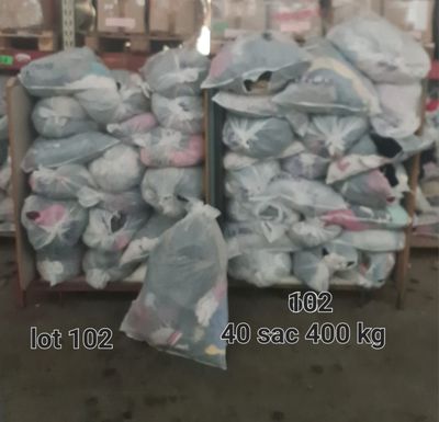 Environ 400 kg de vêtements de seconde main en sacs, avec un…