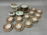 plusieurs assiettes et tasses posées sur une table