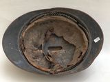 un casque percé d'un trou au milieu