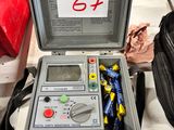 une boîte contenant des outils posée sur une table