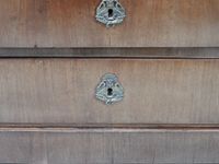 Commode en bois et placage, le plateau en marbre noir, ouvra… (photo 5)