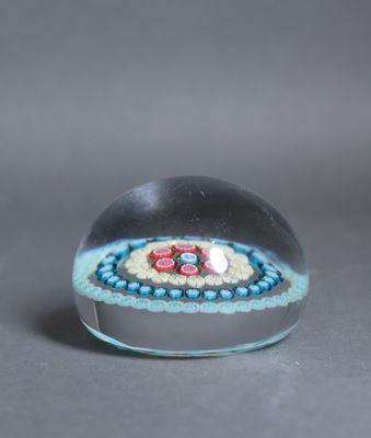 un gros plan d'une boule en verre ornée de perles