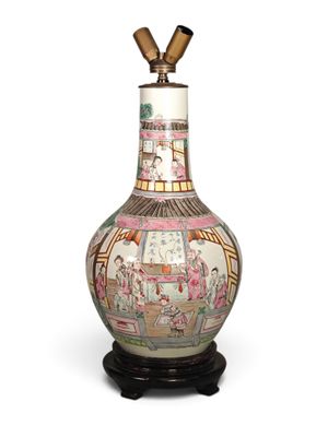 un vase posé sur un support sur une surface blanche