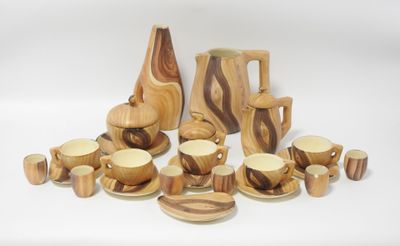 de nombreux morceaux de bois posés sur une table