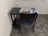 une table en verre sur laquelle est posé un livre, dans une pièce