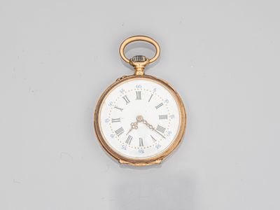 une montre de poche en or avec des chiffres romains sur le cadran