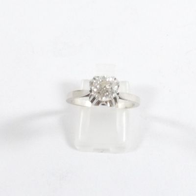 une image d'une bague en diamant sur fond blanc