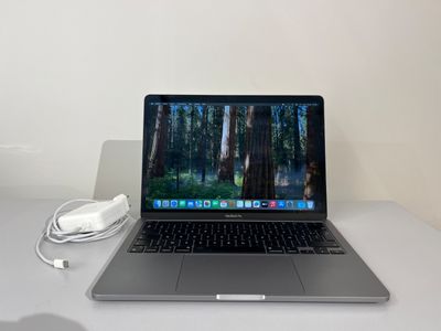 un ordinateur portable posé sur une table avec une souris