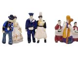 sept figurines représentant des personnes alignées